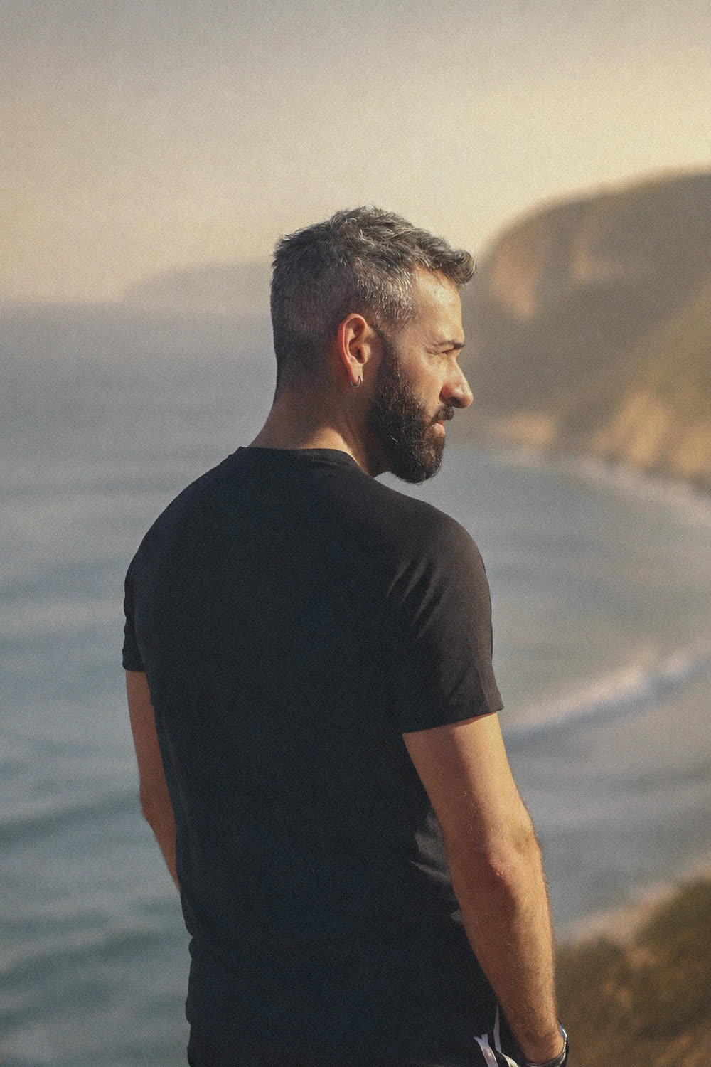 Jorge Grupeli, terapeuta gestalt, mirando al horizonte